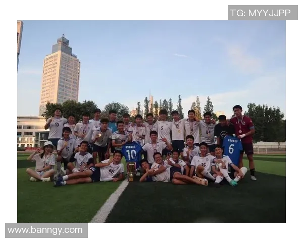 成都足球队荣登足球团队协作排行榜第十名展现团队精神与实力